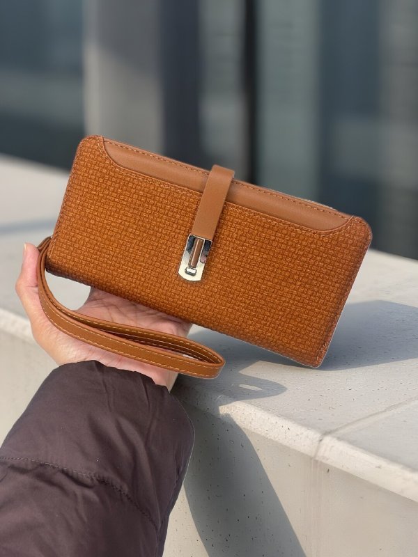 CrossKulture -RegalCarry lightweight long wallet front view in model hand