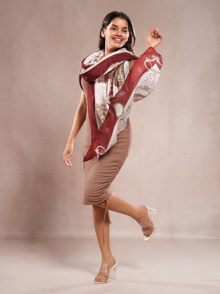 CrossKulture - CherryGrip viscose scarf model side view