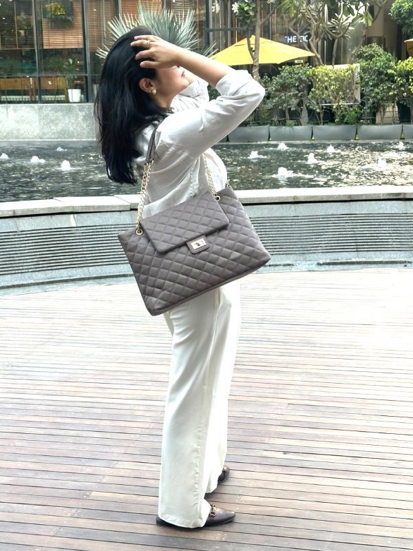CrossKulture - SpaciousTrendy Tote Bag side image 