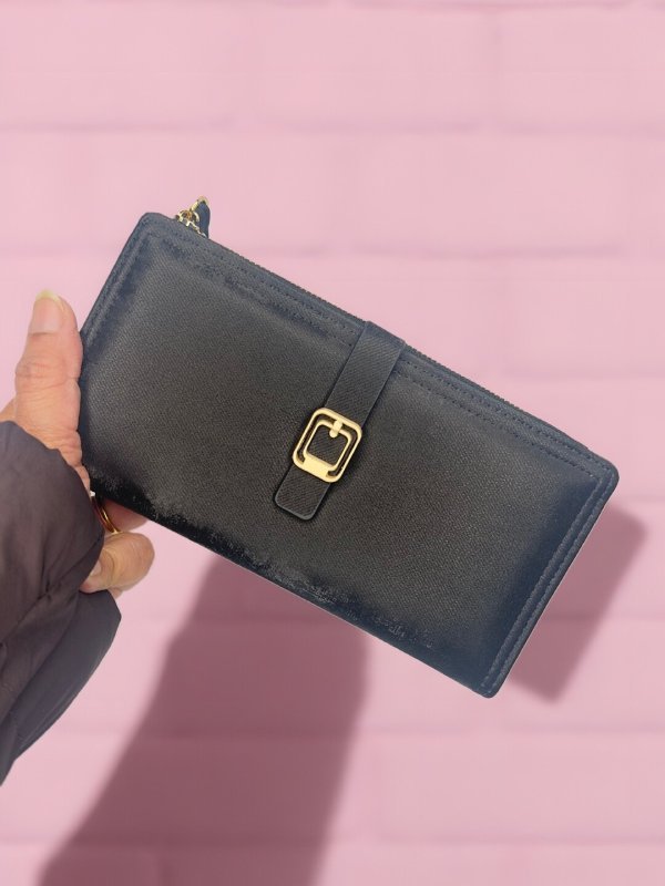 CrossKulture -NoirCarry lightweight long wallet front view in model hand